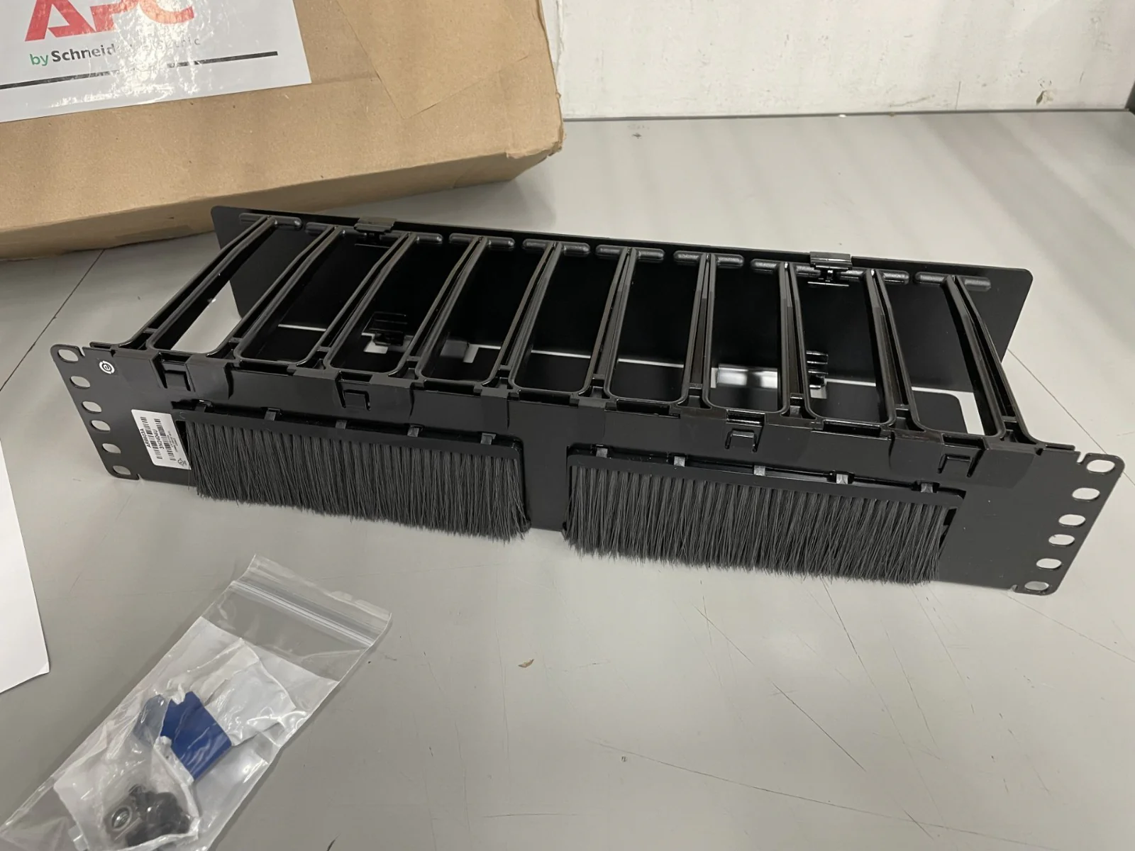 APC AR8603A NetShelter Horizontal Single Side 2U Cable Management Manager - Image 4