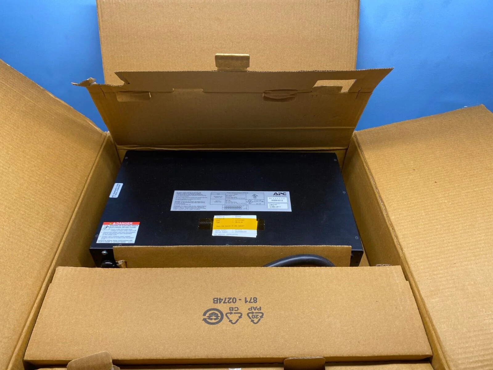 APC by Schneider Electric AP7911B Rack PDU, Switched - Image 3