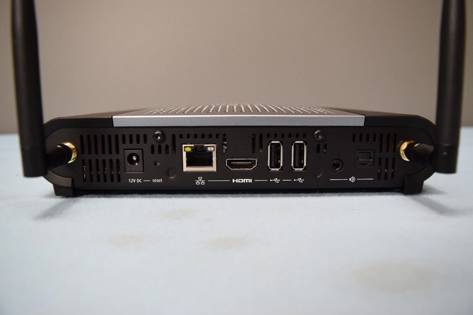 Barco CSE-200 ClickShare R9861520NA Wireless Presentation System W/ 2 Buttons - Image 2