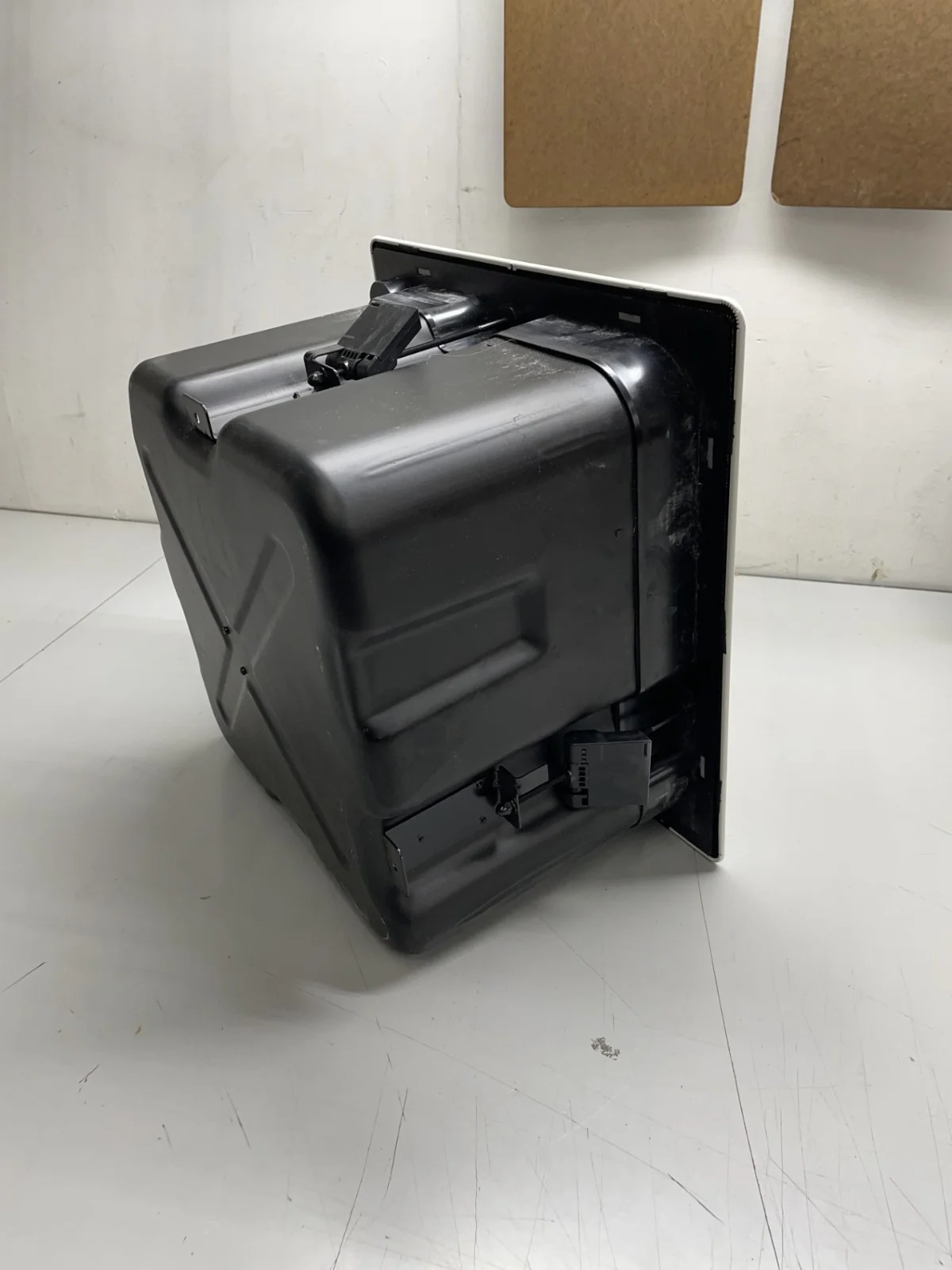Bose EdgeMax EM90 Professional Directional In-Ceiling Loudspeaker - Image 2