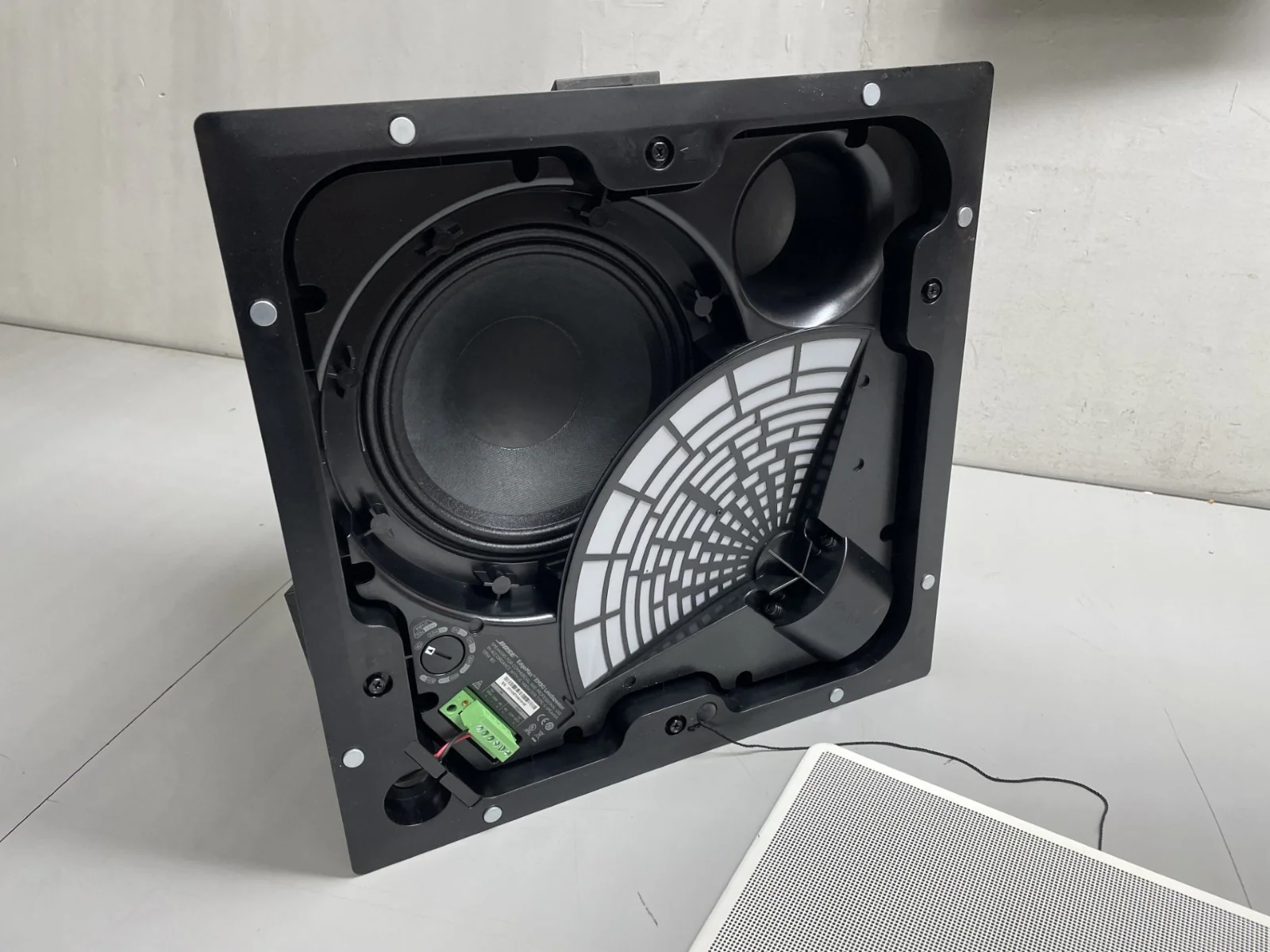 Bose EdgeMax EM90 Professional Directional In-Ceiling Loudspeaker - Image 5