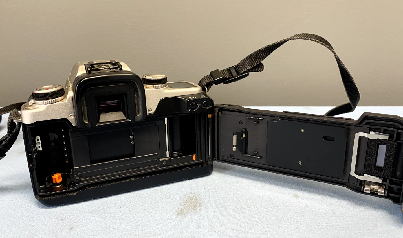 Canon EOS Elan II 35mm Film SLR Camera with BP-50 Battery Pack TESTED - Image 4