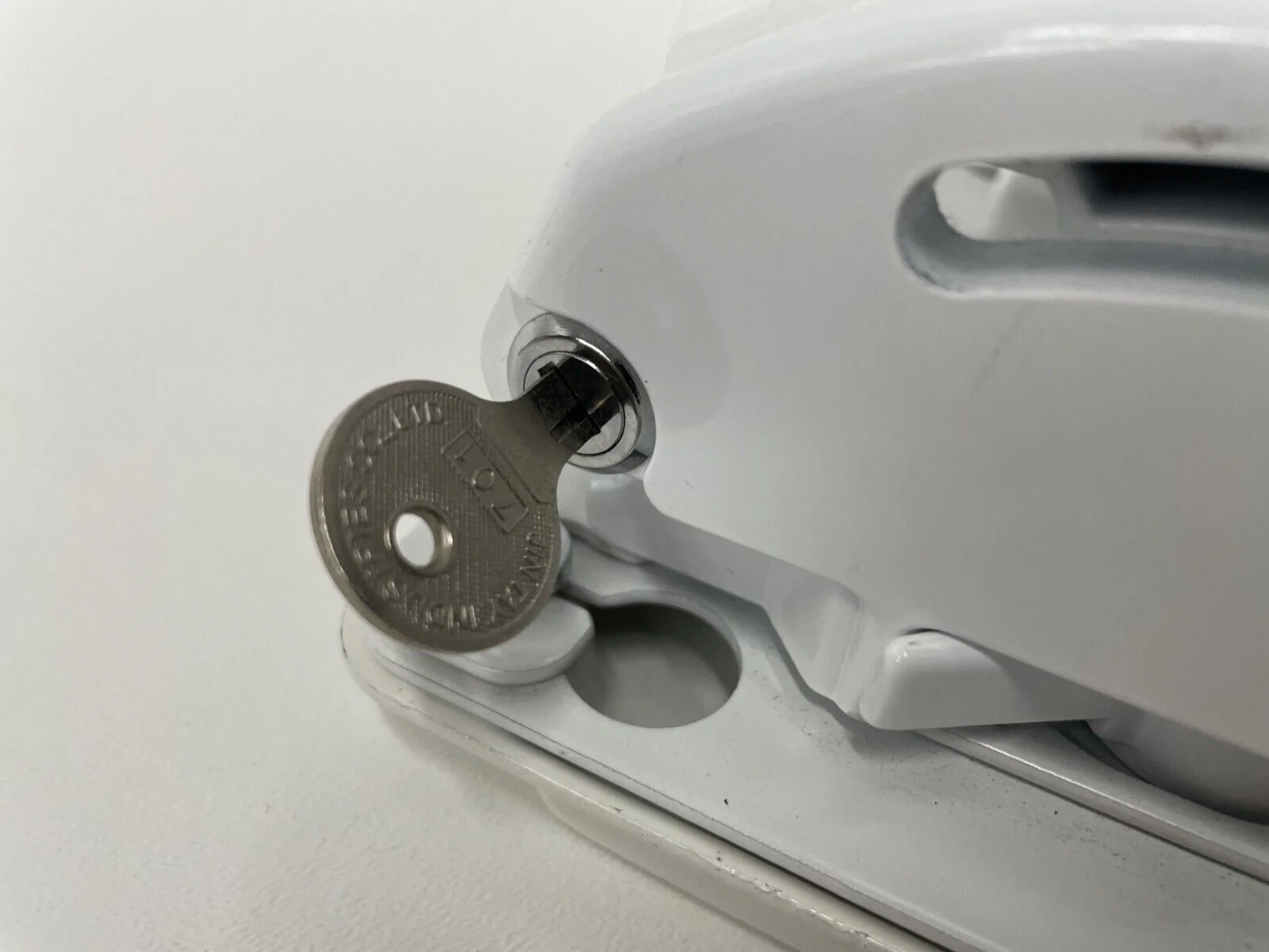 Chief RPMA/RPMAU Elite Universal Projector Ceiling Mount with Keyed Lock (White) - Image 3
