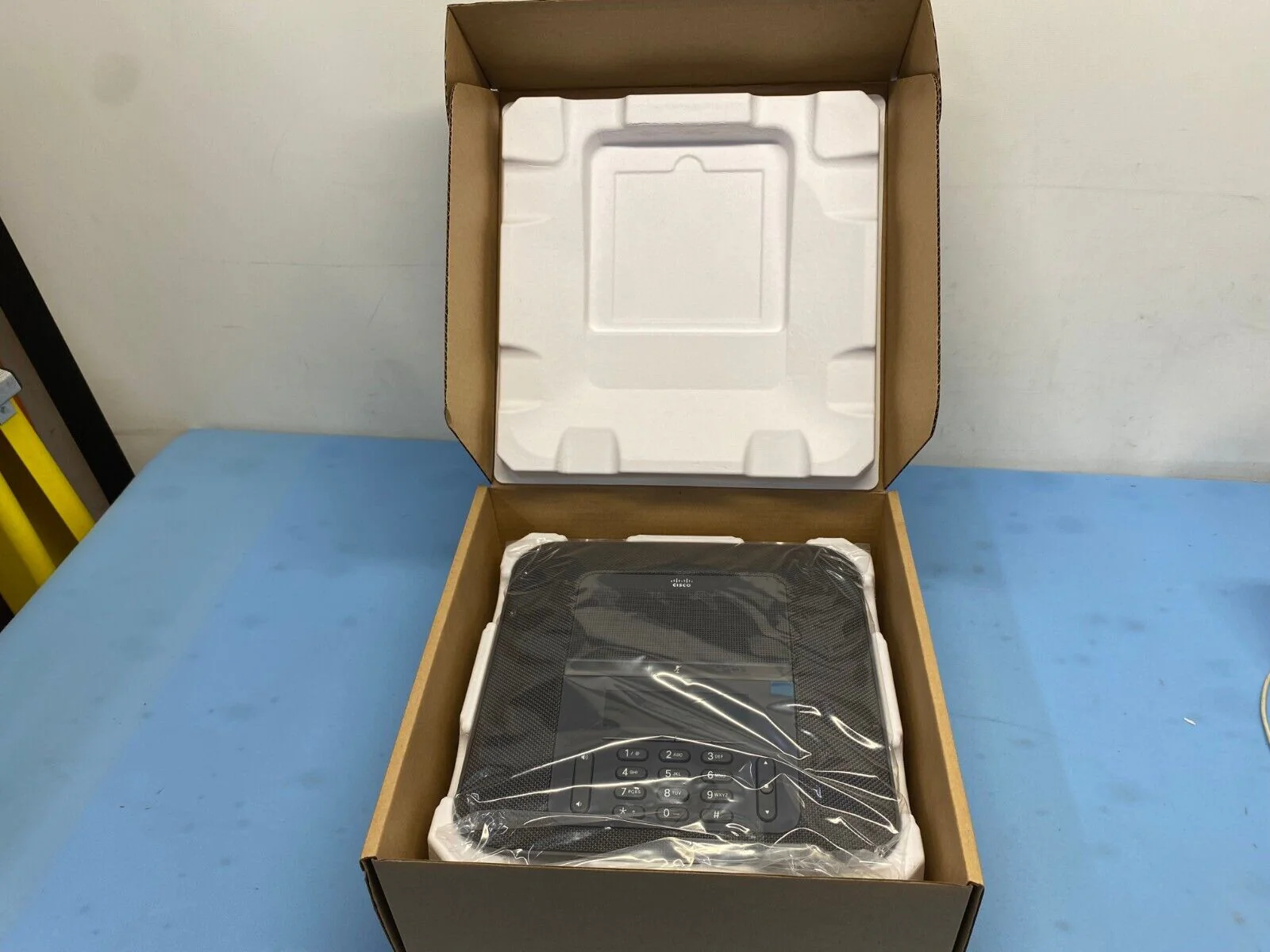 Cisco 68-6423-04 / CP-8832-K9 IP PoE Conference Phone - Image 3