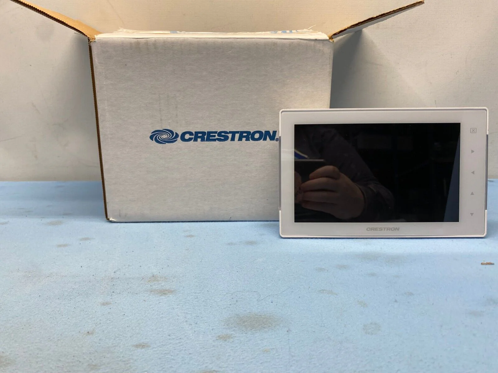 Crestron TSS-752-W-S / Room Scheduling Touch Screen (7in) - Image 3