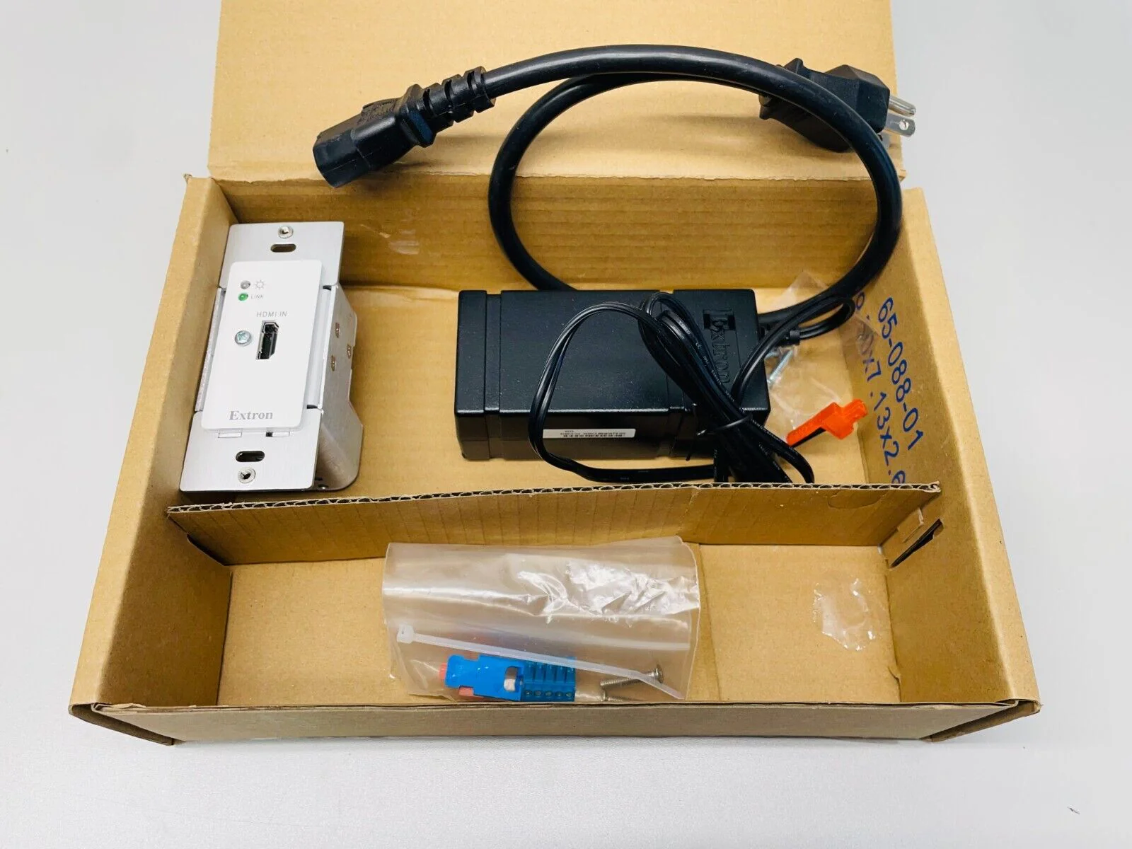 EXTRON 60-1741-53 DTP2 T 201 D White 4K/60 HDMI DTP2 Transmitter – Wall Plate