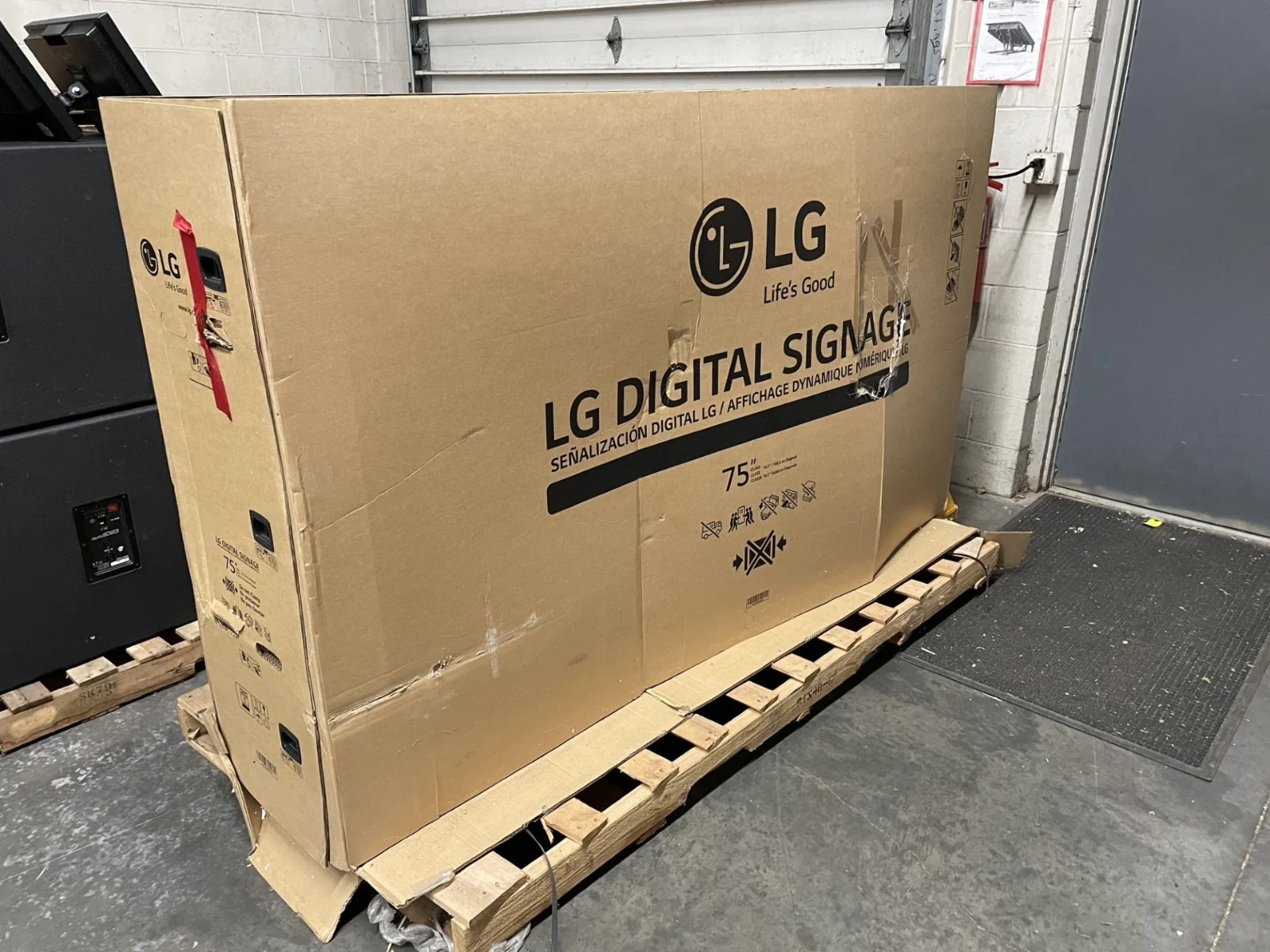 LG 75" Outdoor XE-Series High Visibility Digital Display / Commercial Signage - Image 2