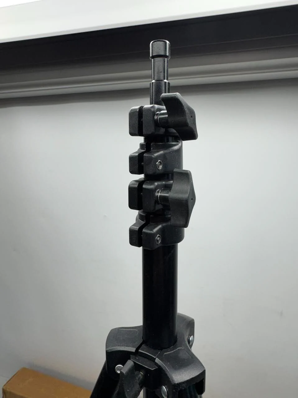 Lowel KSA - Air Cushioned Light Stand, Black - 9' (2.7m) (Black) - Image 2