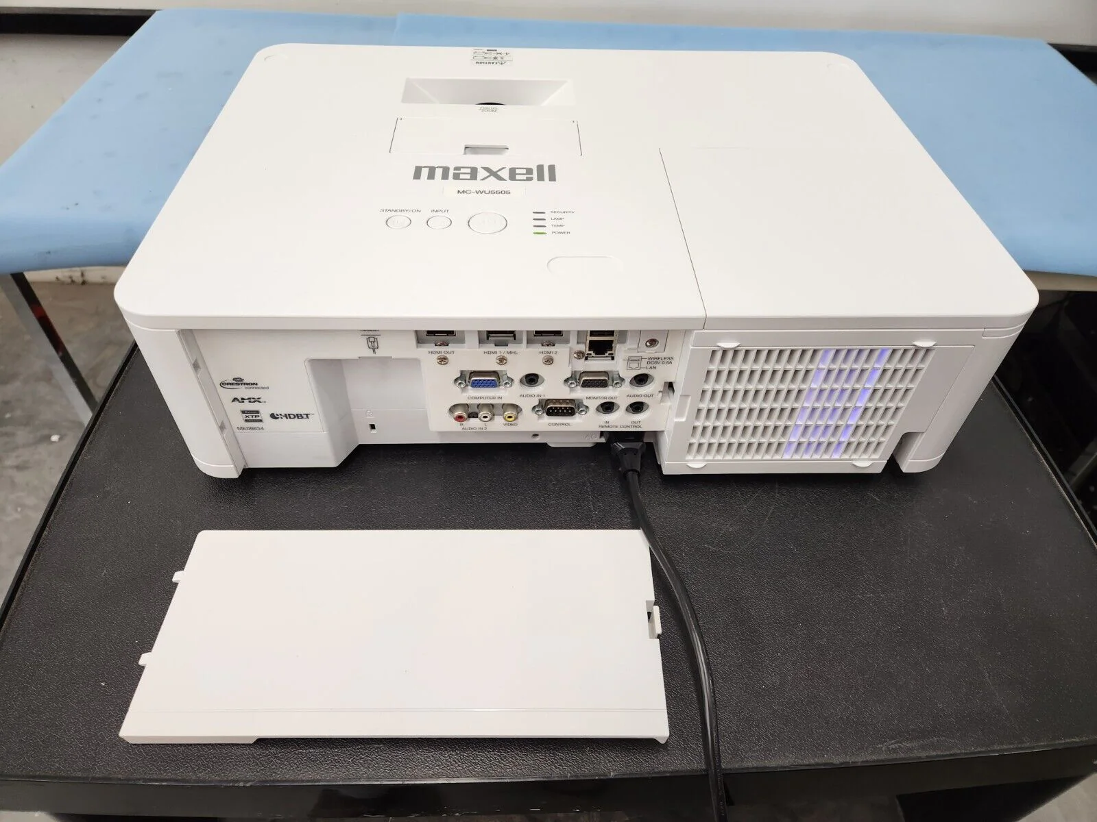 Maxell MC-WU5505 Collegiate Series WUXGA 5000 Lumen HD LCD Projector No Reserve - Image 3