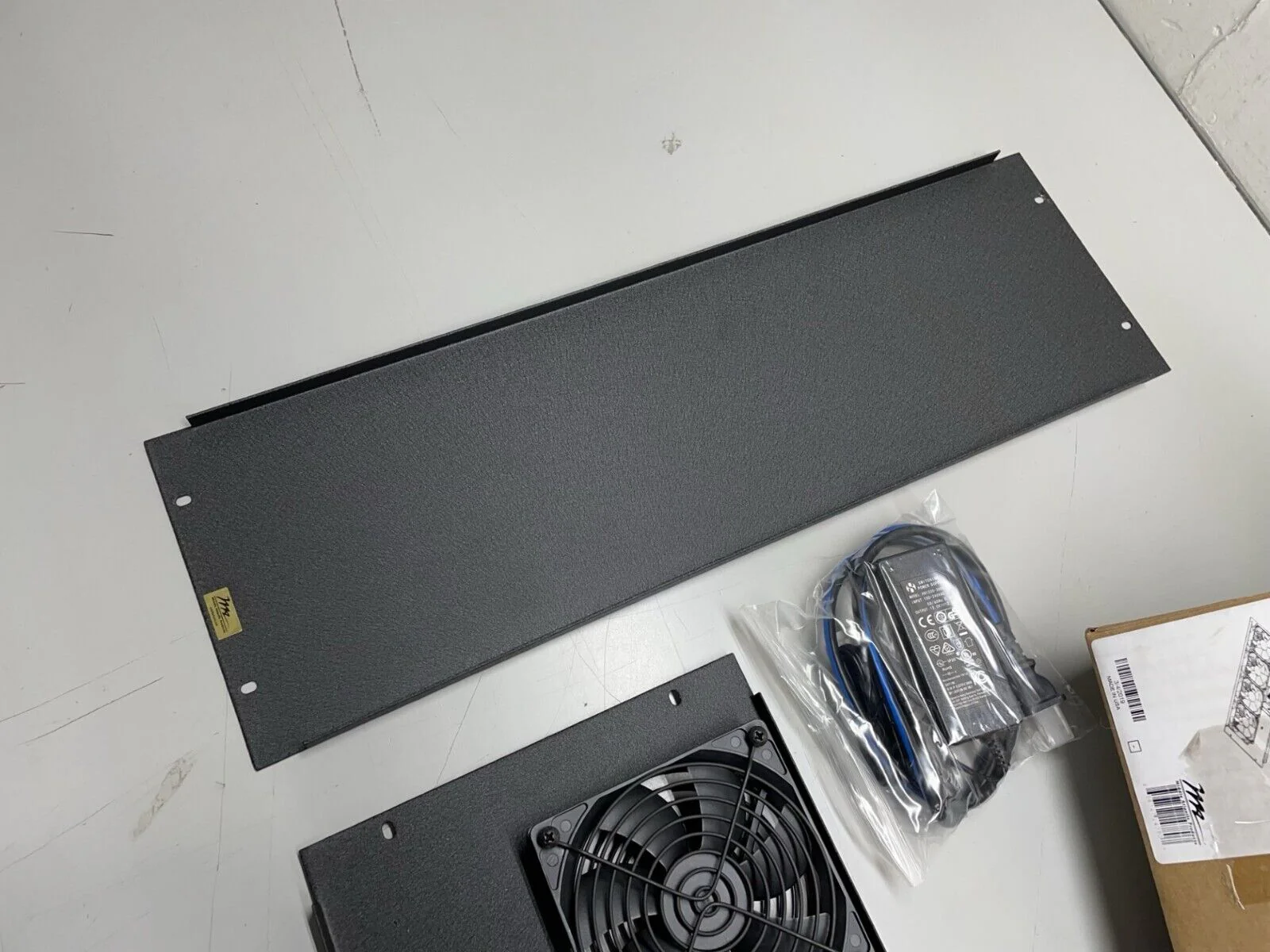 Middle Atlantic BGR-276FT BGR-Series 276 CFM Integrated DC Fan Top - Open Box - Image 3