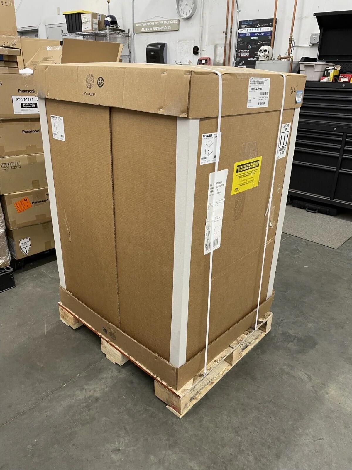 Middle Atlantic RFR-2428BR 24-Space Reference Series Equipment Rack - Black Rain - Image 4