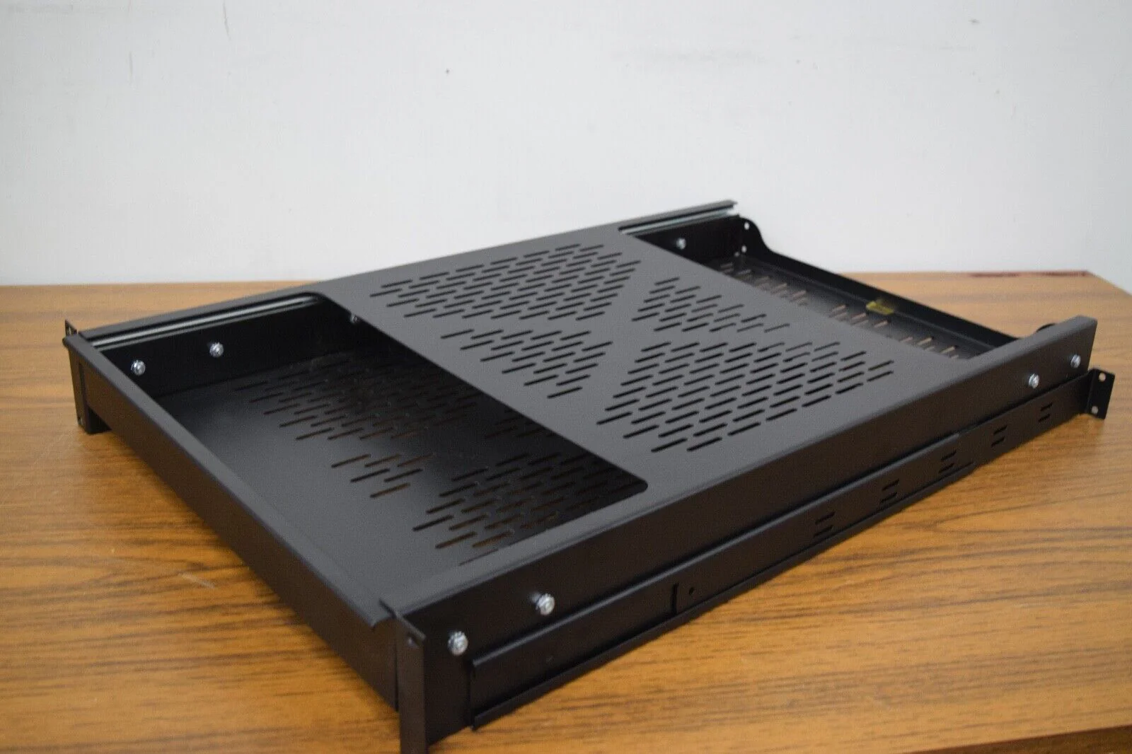 Middle Atlantic SSHD-28 / Heavy-Duty 2RU Lockout Sliding Shelf 200lb Capacity - Image 2