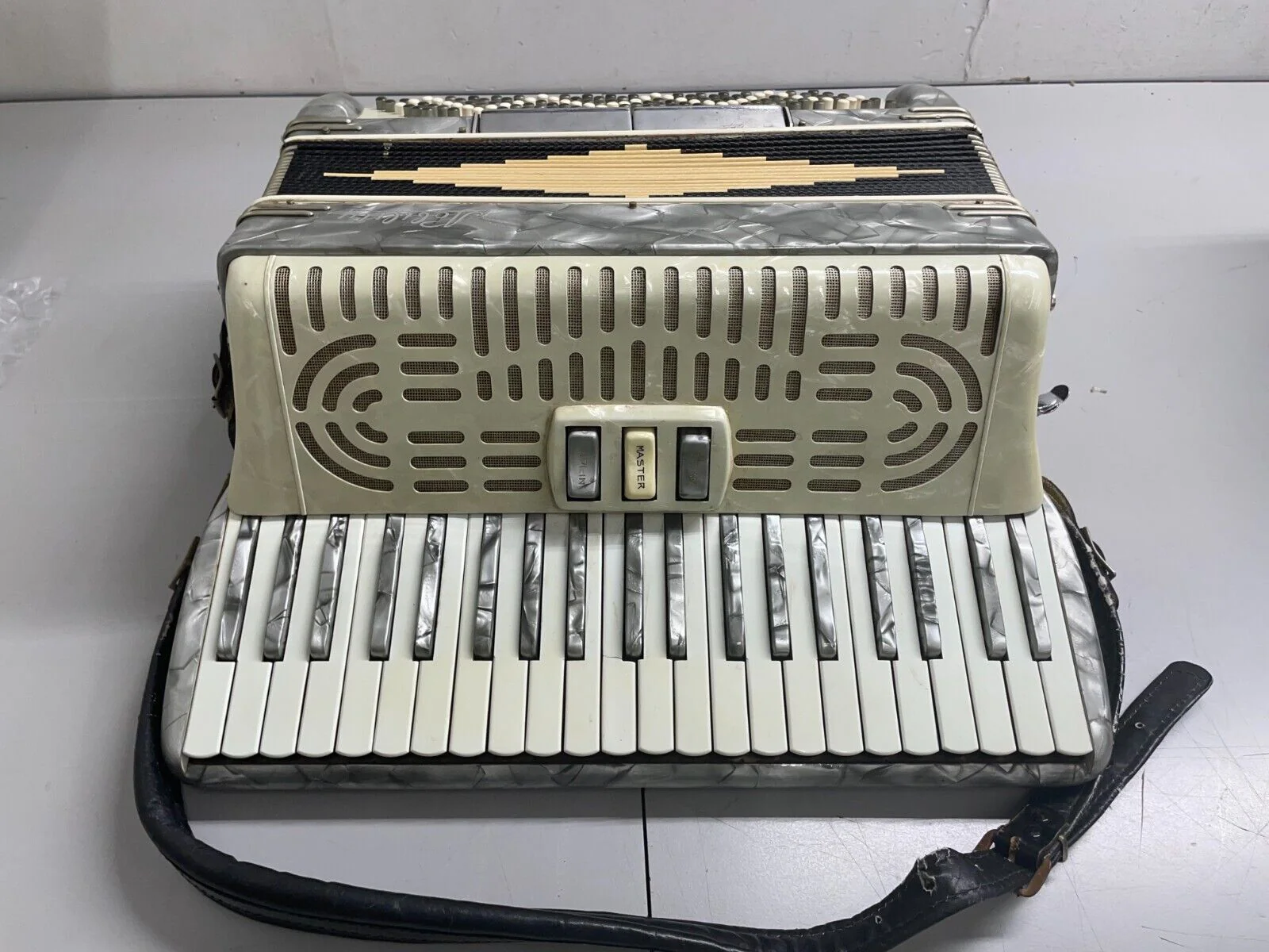 Nobility Accordion Pearl/Black with case - Image 2