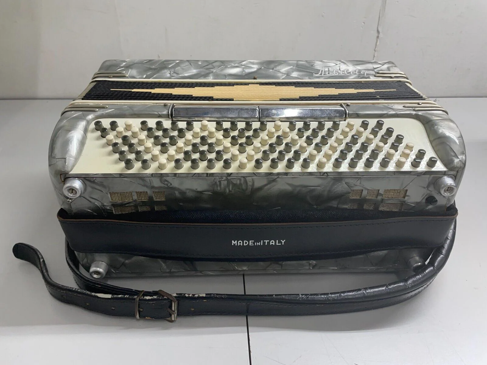 Nobility Accordion Pearl/Black with case - Image 3