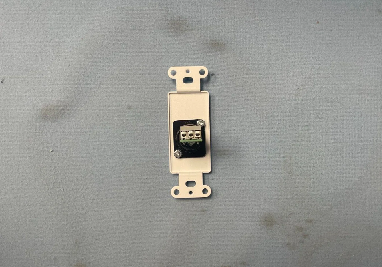 Radio Design Lab D-XLR3F Plate with 3-Pin XLR Female (White) - Image 3
