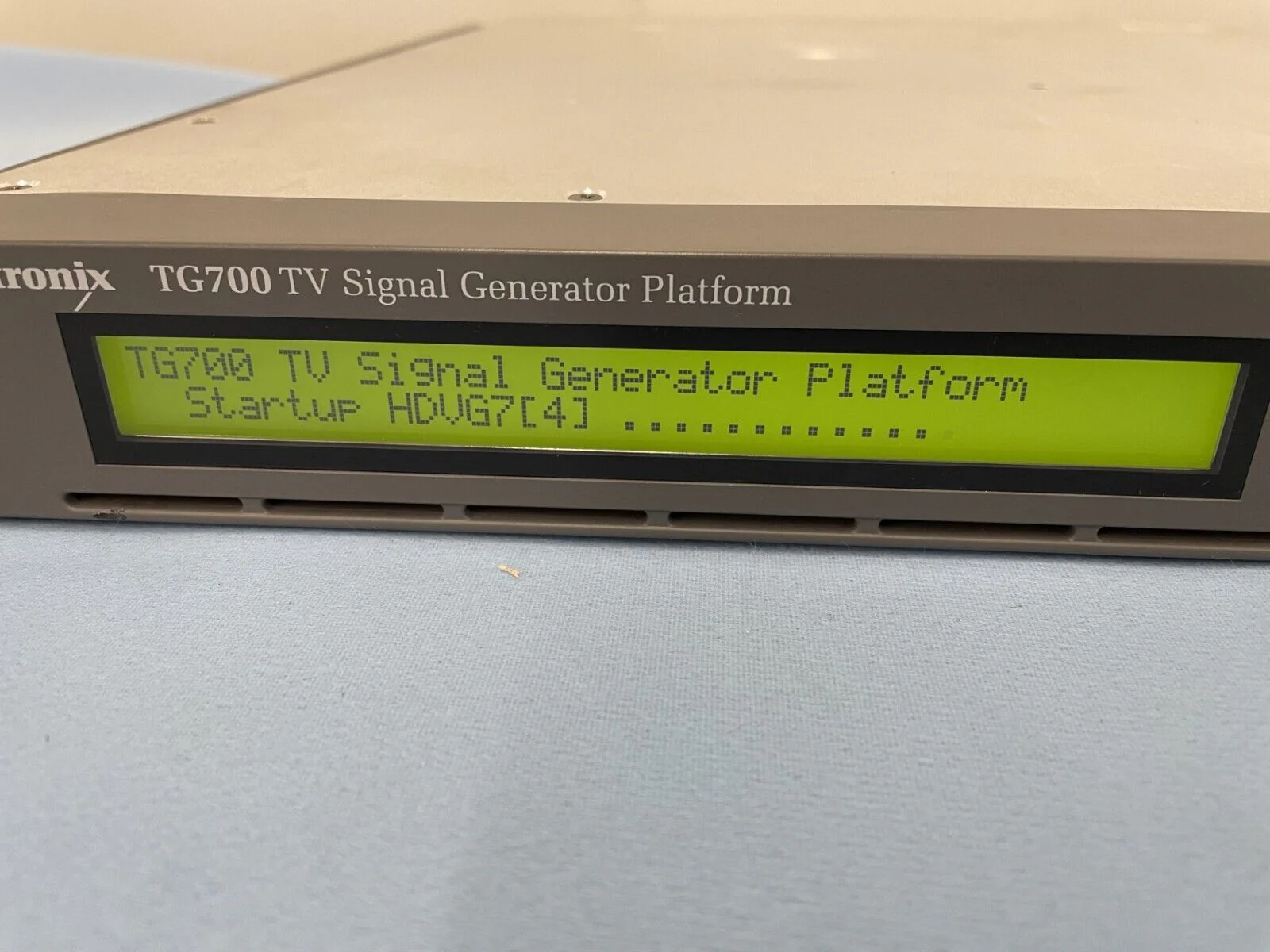 Tektronix TG700 Multiformat TV Signal Generator Platform with HDVG 7 Module - Image 2