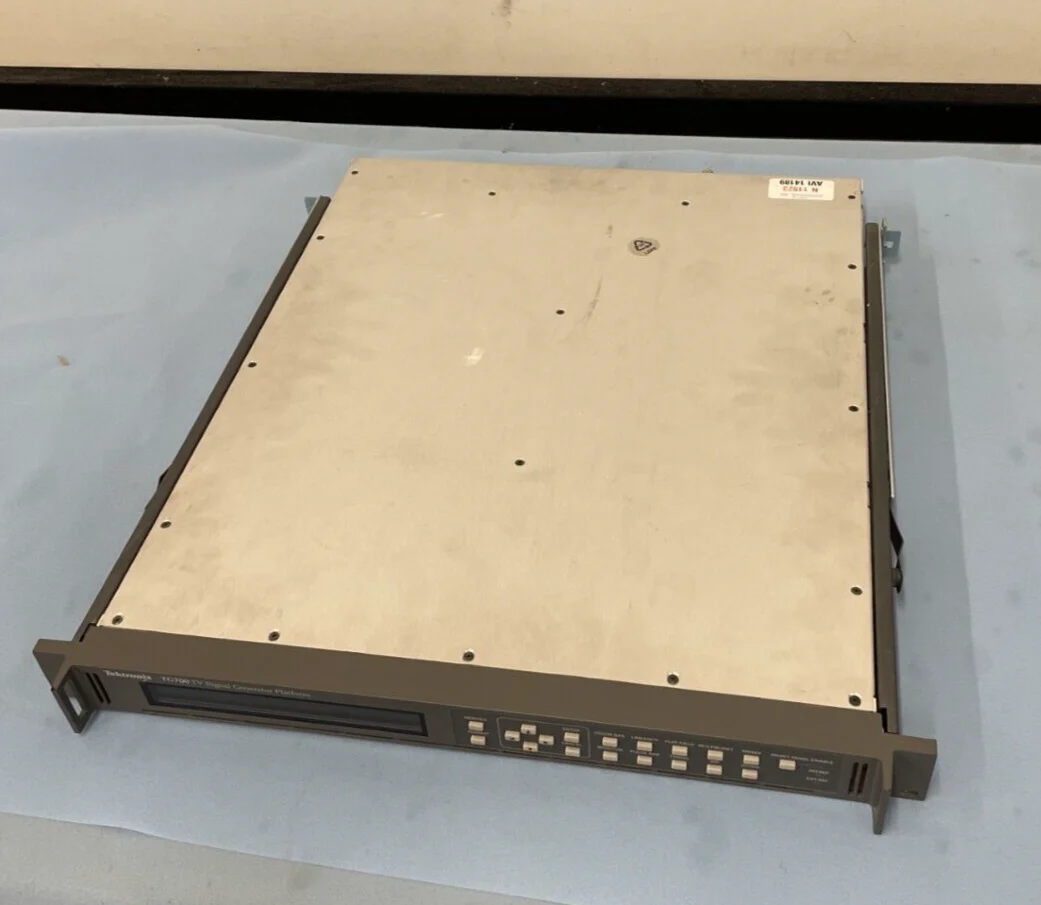Tektronix TG700 Multiformat TV Signal Generator Platform with HDVG 7 Module - Image 3