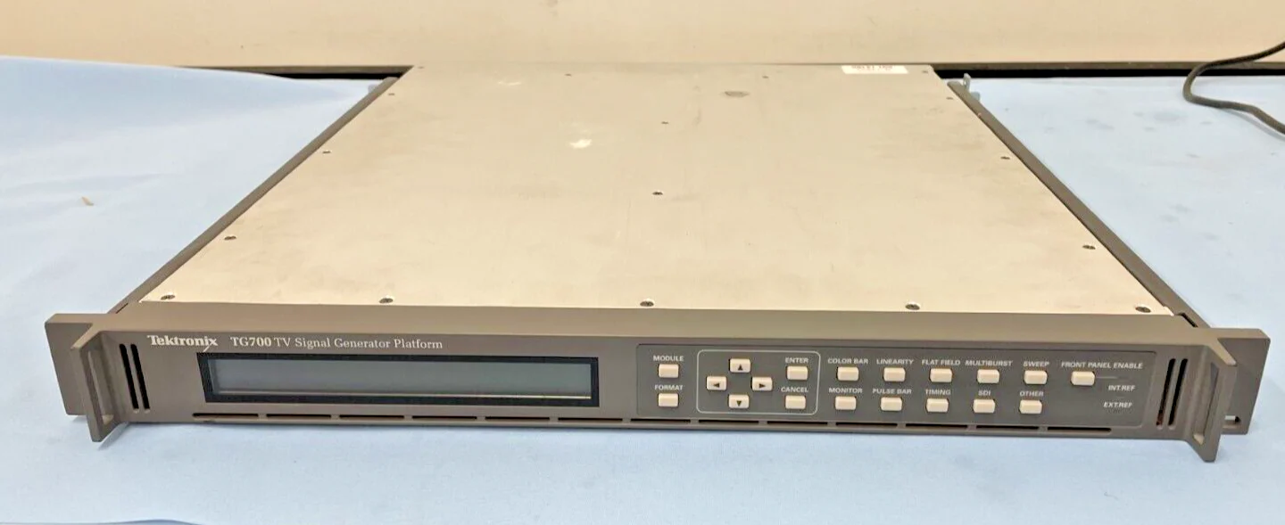 Tektronix TG700 Multiformat TV Signal Generator Platform with HDVG 7 Module - Image 4