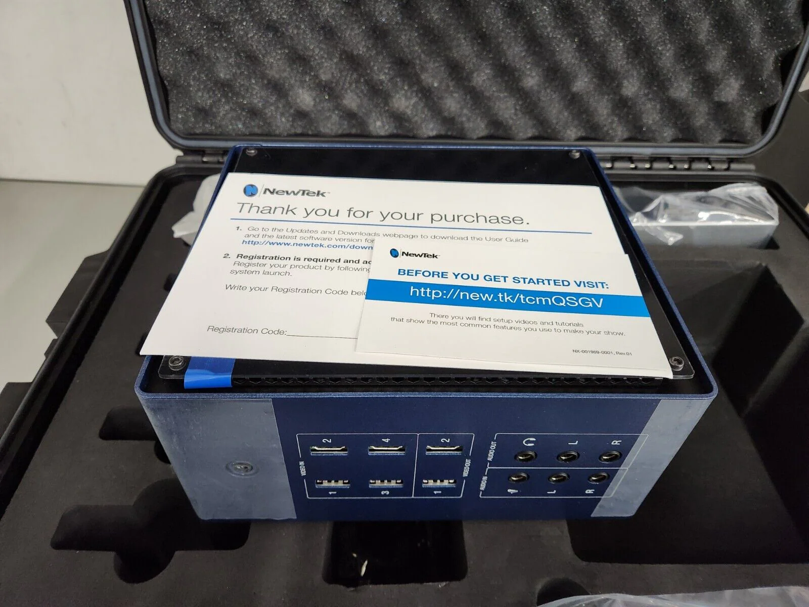 Vizrt NEWTEK TriCaster Mini Advanced HD-4 Rev 2 Bundle BDL-000000006 Con Surface - Image 2