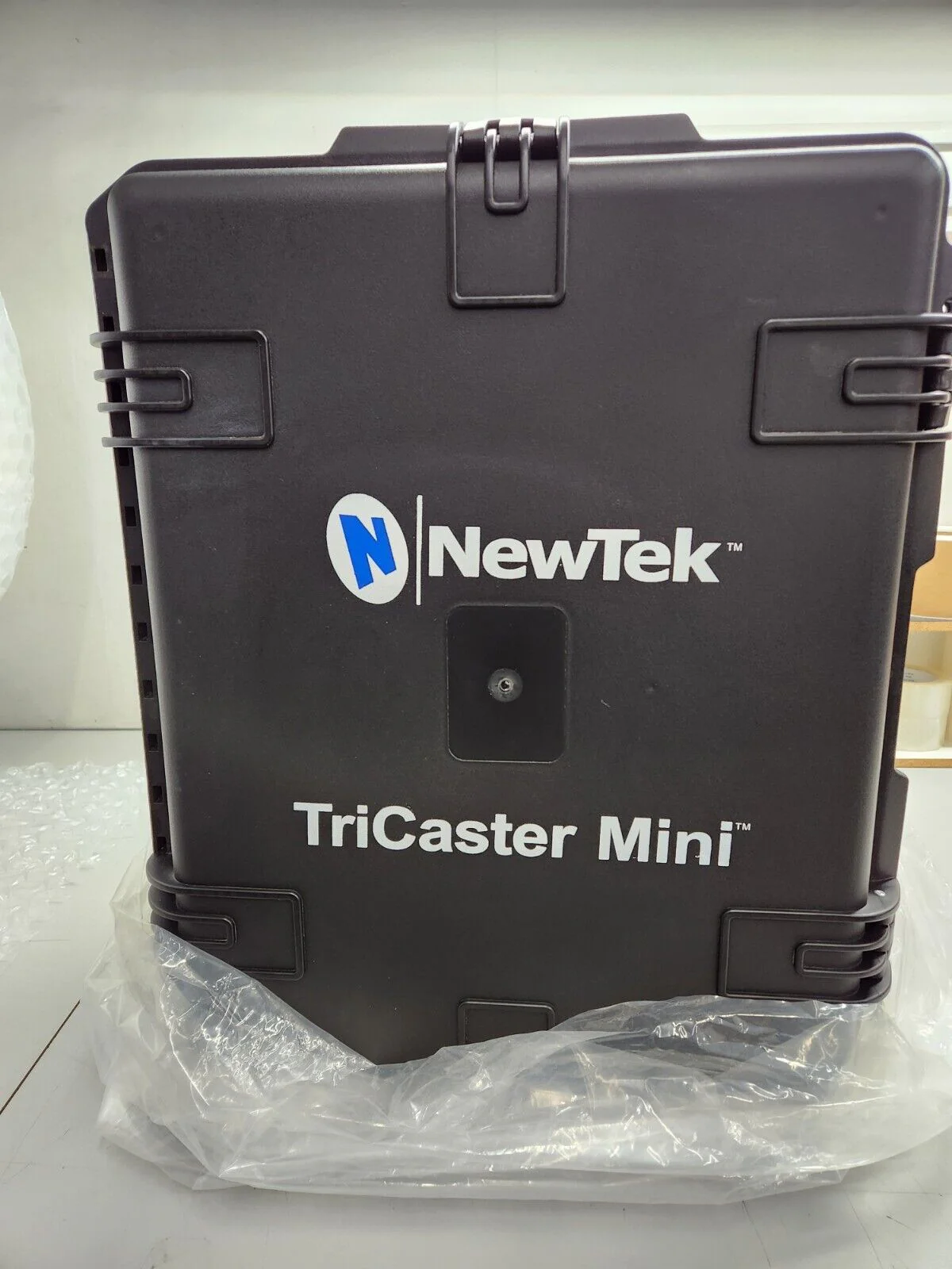Vizrt NEWTEK TriCaster Mini Advanced HD-4 Rev 2 Bundle BDL-000000006 Con Surface - Image 5